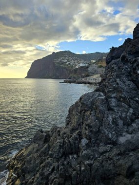 Cmara de Lobos, Madeira Portekiz 'in Atlantik kıyısında tarihi bir balıkçı köyü..