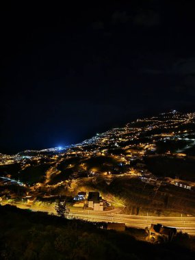 Funchals 'ın parıldayan gece ışıklarının nefes kesici manzarası Madeiras tepelerine ve Atlantik kıyısına yayılıyor.. 