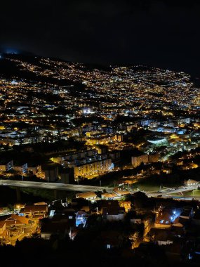 Gece Funchal, Madeira Adası binlerce ışıkla aydınlatılarak yamaçlardan denize dökülüyor. Hayat ve kontrast dolu çarpıcı bir kıyı şehri..