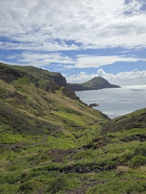 Ponta de So Loureno, Madeira kıyısında balık kafesleri sürükleniyor.. 