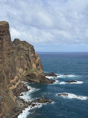Ribeira da Janela açıklarındaki ıssız deniz yığını Atlantik ufkunu deliyor. 