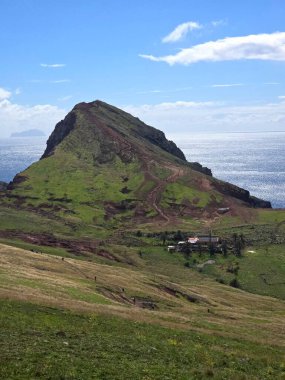 Ponta de So Loureno, Madeira, Portekiz 'de Morro do Furado zirvesi. Volkanik yamaçlar ve engebeli araziler bu vahşi doğa koruma alanında parlak bir gökyüzünün altında Atlantik 'le buluşuyor..