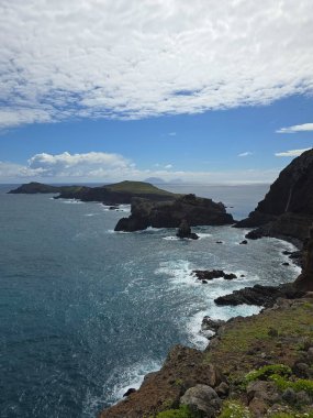 Ham Atlantik gücü Ponta de So Loureno, Madeira 'da volkanik araziyle birleşiyor. Doğanın ve zamanın oyduğu rüzgarlı, dramatik bir kıyı manzarası..