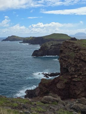Ponta de So Loureno, Madeira 'nın engebeli uçurumları Atlantik Okyanusu' nun üzerine yükselir. Volkanik kaya ve yeşil burunlar dinamik bir gökyüzü altında vahşi kıyı güzelliğini sergiliyor.