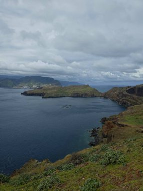 Bereketli yeşil kayalıklar Madeiras boyunca uzanan doğu burnu boyunca Atlantik 'e kadar uzanır. Dokunulmamış sahil güzelliği canlı bir gökyüzü ve dağınık bulutlar altında.