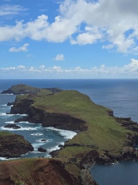 Ponta de So Loureno, Madeira 'nın muhteşem manzarası. Kıyı kayalıkları ve yeşil burunlar parçalı bulutlu bir gökyüzünün altında Atlantik Okyanusu 'na uzanıyor..