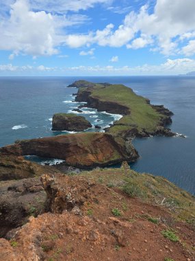 Dik volkanik kayalıklar ve Ponta de So Loureno, Madeira 'daki zümrüt burunlar. Atlantik dalgaları, bulutlu gökyüzünün altında adalara çarpar..