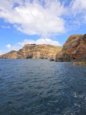 So Loureno Yarımadası 'ndaki Ponto de Vista, Madeira geniş okyanus manzaraları, engebeli uçurumlar ve rüzgar ve deniz tarafından şekillendirilmiş eşsiz volkanik manzaralar sunar..