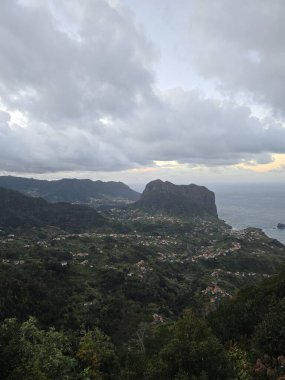 Penha de guia, Madeira Adası 'ndaki Faial ve Porto da Cruz köylerinin yakınında dik bir şekilde yükselir. Dengesiz bir Atlantik gökyüzüne çarpan dramatik bir volkanik yapı..