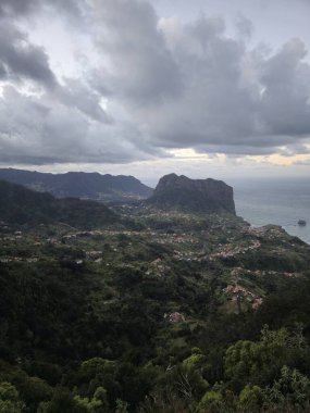 Miradouro da Portela 'dan, Faial ve Porto da Cruz' un yeşil vadilerinin üzerindeki Penha de guia kulelerinden görüldü. Deniz kenarındaki işlenmemiş, evcilleştirilmemiş volkanik bir arazi..