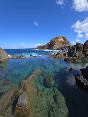Porto Monizs volkanik kaya havuzları el değmemiş mavi sular, dramatik kıyı manzaraları ve Madeira Adası 'nın engebeli kıyılarında unutulmaz bir deneyim sunar..