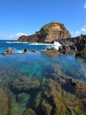 Porto Moniz, Madeira 'nın dingin volkanik havuzları, ham jeolojiyle huzurlu kıyı manzarasını birleştirir. Atlantik Okyanusu tarafından çerçevelenmiş doğal bir mucize..