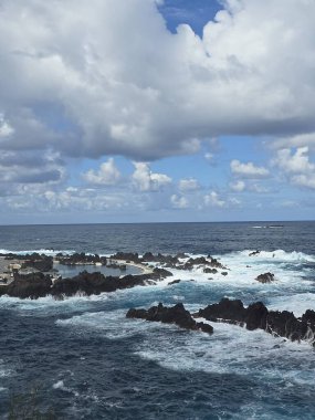Atlantik Okyanusu 'ndan gelen dalgalar Porto Moniz, Madeira, Portekiz' deki doğal lav havuzlarını vuruyor.. 