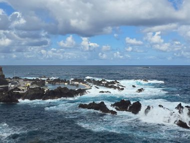 Atlantik Okyanusu 'ndan gelen dalgalar Porto Moniz, Madeira, Portekiz' deki doğal lav havuzlarını vuruyor.. 