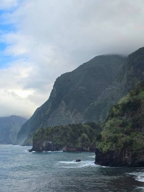 Achadas da Cruz, Madeira, Portekiz, volkanik kayalıklar ve kayalarla kaplı kıyılardan gelen yolun sonunda doğal güzelliğin işlenmemiş olduğu güçlü Atlantik 'le karşılaşır..