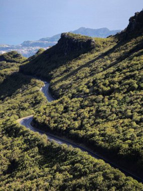 Portekiz, Madeira 'da ünlü bir yürüyüş üssü olan Pico do Arieiro' ya giden manzaralı dağ yolu, Madeiras 'ın en yüksek zirvesi olan Pico Ruivo' ya giden panoramik manzaralı yol..