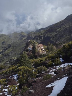 Madeira 'daki Karlı Pico Ruivo tropik güzellik ve alp harikasının nadir bir karışımını sunuyor. Yükselen manzaralar, parlak bir gökyüzünün altında donuk uçlu patikalarla buluşuyor.