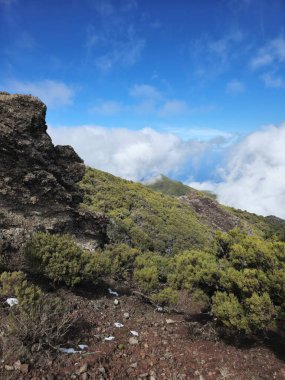 Bulutlar yavaşça Pico Ruivos 'un üzerinde sürükleniyor canlı yeşil tepeler. Madeiras 'ın huzurlu ama güçlü manzarası vahşi kalbi ve yükselen dağ arazisi.