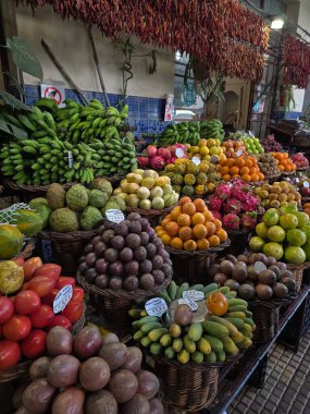 Renkli tropikal meyveler Madeira 'daki Funchals pazarında sergileniyor. Şehvet meyvesi, muz, mango ve pitanga gibi yerel tatlar sergileniyor..