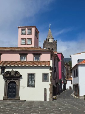 Pastel tonları ile tarihi cepheler Funchal, Madeira 'da sessiz bir kare çiziyor. Portekiz sömürge cazibesi, parlak gökyüzünün altında Atlantik zarafetiyle buluşuyor.