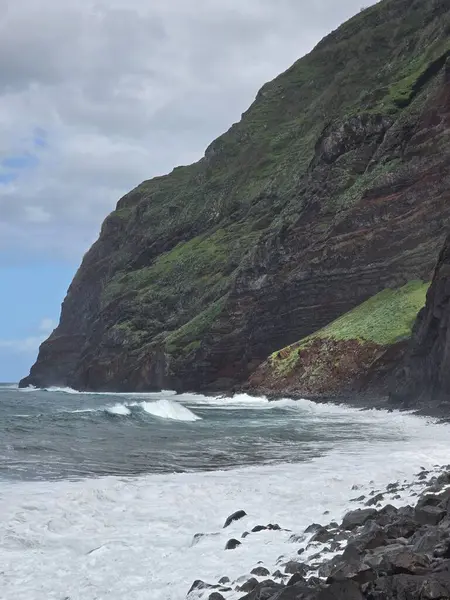 Portekiz 'in batı Madeira bölgesindeki kayalık bir Atlantik kıyısında dik volkanik kayalıklar yükselir. Rüzgâr, dalga ve lav tarafından şekillendirilmiş uzak ve ham bir kıyı ortamı..
