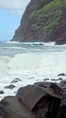 Achadas da Cruz yakınlarındaki Atlantik kıyısı, Madeira, Portekiz. 
