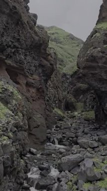Achadas da Cruz, Madeira, Portekiz 'deki kırmızı ve yeşil uçurumlar arasında kayalık bir dere bulunan dar bir volkanik kanyon. Erozyon ve zamanla şekillenen vahşi, el değmemiş bir arazi..