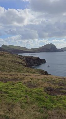 Loureno Yarımadası, Madeira 'nın en doğu noktası. Kurak uçurumları, uçsuz bucaksız deniz manzarası ve adadaki başka hiçbir yere benzemeyen eşsiz bir yürüyüş deneyimiyle tanınıyor..