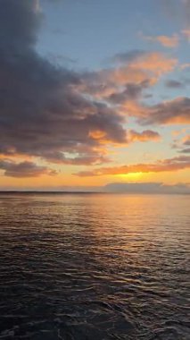 Güneş ışınları Cmara de Lobos, Madeira 'da denizi aşıyor..