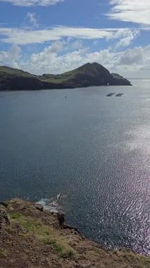So Loureno yakınlarında, doğu Madeira açıklarında yüzen su kültürü ağılları. Portekiz 'in sürdürülebilir deniz ürünlerinin sakin Atlantik sularında balık kafesleri sürükleniyor.