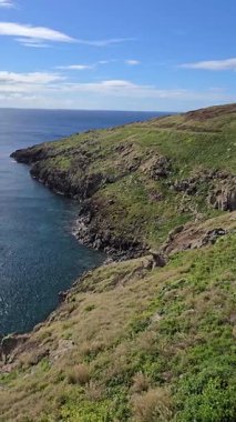 Ponta de So Loureno 'nun görkemli volkanik kayalıkları, doğu yarımadasının engebeli kıyı şeridine çarpan dalgalarla Atlantik' e iniyor..