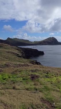 Modern balık çiftçiliği faaliyet halinde: Sualtı kafesleri Ponta de So Loureno, Madeira açıklarındaki derin Atlantik sularında yüzer. Eko-bilinçli deniz ürünleri üretimi.