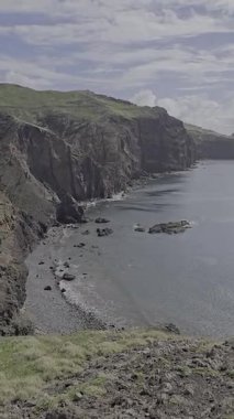 Ponta de So Loureno 'nun ehlileştirilmemiş kıyı şeridi antik volkanik kayalıkları, köpüklü Atlantik dalgalarını ve Madeiras' ın en doğu noktasındaki nefes kesici deniz manzaralarını gözler önüne seriyor..