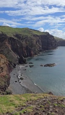 Ponta de So Loureno 'nun ehlileştirilmemiş kıyı şeridi antik volkanik kayalıkları, köpüklü Atlantik dalgalarını ve Madeiras' ın en doğu noktasındaki nefes kesici deniz manzaralarını gözler önüne seriyor..