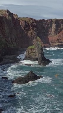 Ponta de So Loureno, Madeira kıyısındaki volkanik kayalıkların, gök mavisi suların ve dramatik kıyı oluşumlarının muhteşem manzaralarını sunar..