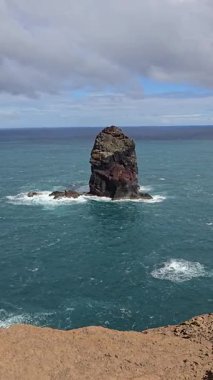 Ponto de Vista, Madeira yakınlarındaki Atlantik Okyanusu 'nda kaya oluşumu. So Loureno Yarımadası 'ndan kayalıkların, denizin ve gökyüzünün manzarası.