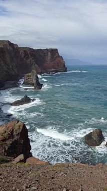 Ponto de Vista yakınlarındaki uçurumlar ve deniz yığınları, So Loureno, Madeira Adası. Engebeli Atlantik kıyıları, okyanus dalgaları, volkanik kayalar ve panoramik kıyı manzarası..