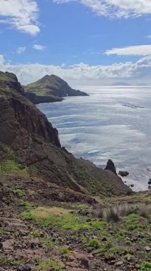 Manzara Ponta de So Loureno, Madeira 'dan. Dramatik uçurumlar, volkanik kıyı şeridi ve Miradouro da Ponta do Rosto yakınlarında parlak bir gökyüzünün altında parıldayan Atlantik suları..