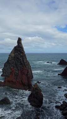 Ponto de Vista 'dan, Loureno, Madeiras' a bakın. Keskin kıyı şeridi, deniz yığınları ve ufka doğru uzanan sonsuz Atlantik mavisi..