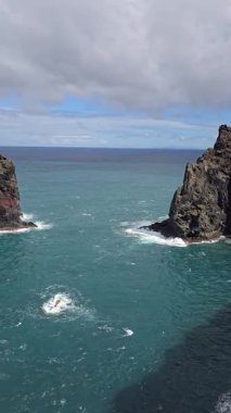 So Loureno Yarımadası 'ndaki Ponto de Vista, doğanın gücünün nefes kesen Atlantik manzaralarıyla buluştuğu dramatik uçurumları ve çarpan dalgaları gözler önüne seriyor..