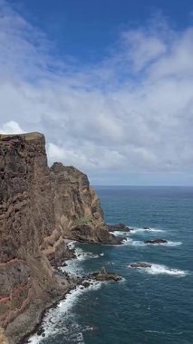 Ponta de So Loureno 'da kayalıklar ve derin mavi sular dramatik gökyüzünün altında buluşarak Madeira' da vahşi ve unutulmaz bir Atlantik kıyı manzarası oluşturur..