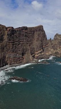 Ponto de Vista, Madeiras 'ta, yani Loureno Yarımadası, dalgalı kayaların ve sonsuz denizin birleştiği yerde, ham kıyı güzelliğini yakalar..