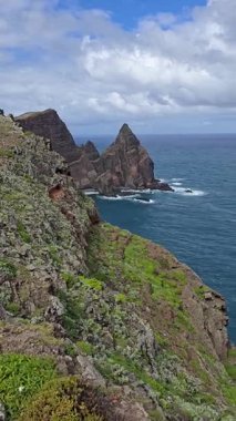 Ponta de So Lourenos kayalık kayalıkları ve vahşi kıyı şeridi Madeira 'nın dramatik doğal cazibesini yansıtıyor. Güçlü dalgalar karanlık volkanik taşlara çarpıyor..
