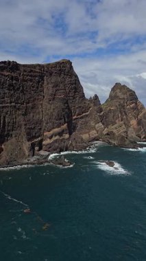 Ponta de So Loureno 'daki sahil kayalıkları Madeiras' ın ham volkanik güzelliğini gözler önüne seriyor. Rüzgârlı kayalar ve sonsuz deniz manzaraları bu eşsiz doğal varış noktasını vurgular..