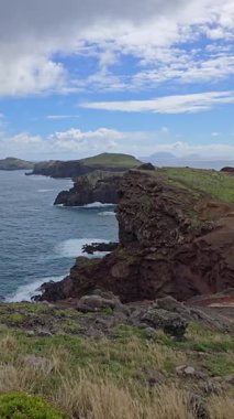 Ponta de So Loureno kayalıkları Atlantik 'e düşüyor. Volkanik arazi, okyanus püskürtüsü ve engebeli kıyı şeritleri Madeira 'da nefes kesici bir doğal manzara yaratır..