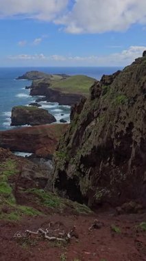 Ponta de So Loureno, Madeira 'da dramatik uçurumlar ve okyanus dalgaları. Derin mavi Atlantik 'le buluşan volkanik kaya oluşumlarının çarpıcı görüntüsü..