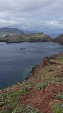 So Loureno, Madeira 'nın görkemli okyanus kayalıkları Atlantik' e kadar uzanıyor. Kayalık manzaralar ve zaman ve rüzgar tarafından oyulmuş kıyı manzaraları üzerinde nefes kesici bir patika..