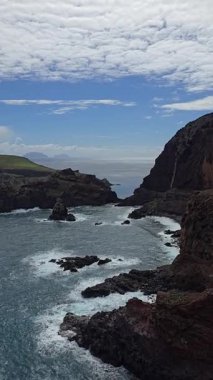 Ponta de So Loureno 'nun kayalık uçurumları ve rüzgârlı tepeleri Madeiras' ın vahşi Atlantik güzelliğini gözler önüne seriyor. Okyanus ve dramatik manzaralarla çevrili uzak bir patika..