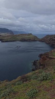 Ponta de So Loureno, Madeira 'nın sarp kayalıkları Atlantik Okyanusu' nun turkuaz sularına bakan kasvetli bir gökyüzünün altında..