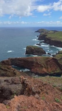 Ponta de So Loureno 'nun keskin kayalıkları, Madeira Adası' nın doğu ucundaki turkuaz dalgalar ve dramatik volkanik dokularla çevrili olarak Atlantik 'e iner..